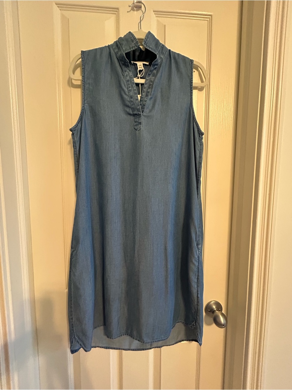 beachlunchlounge Sleeveless Chambray Shift Dress with Pockets in Light Blue